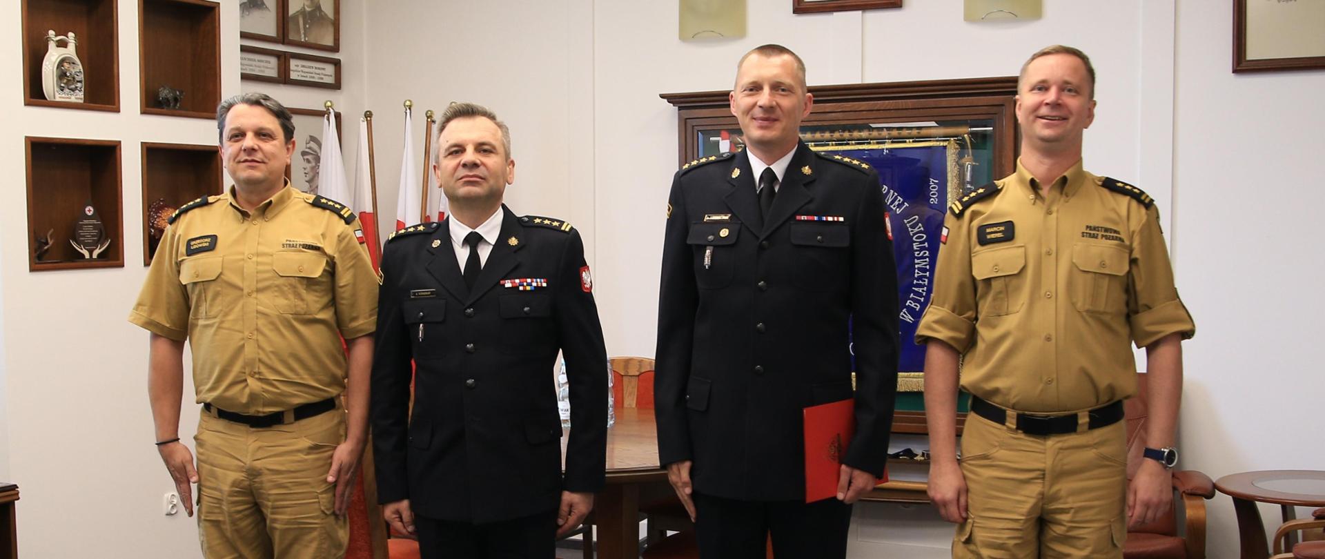 W poniedziałek 1 lipca 2024 r. Podlaski Komendant Wojewódzki Państwowej Straży Pożarnej st. bryg. Janusz Kondrat wręczył akt mianowania na stanowisko Naczelnika Wydziału Planowania Operacyjnego w Komendzie Wojewódzkiej PSP w Białymstoku, st. kpt. Romanowi Pietroczukowi.