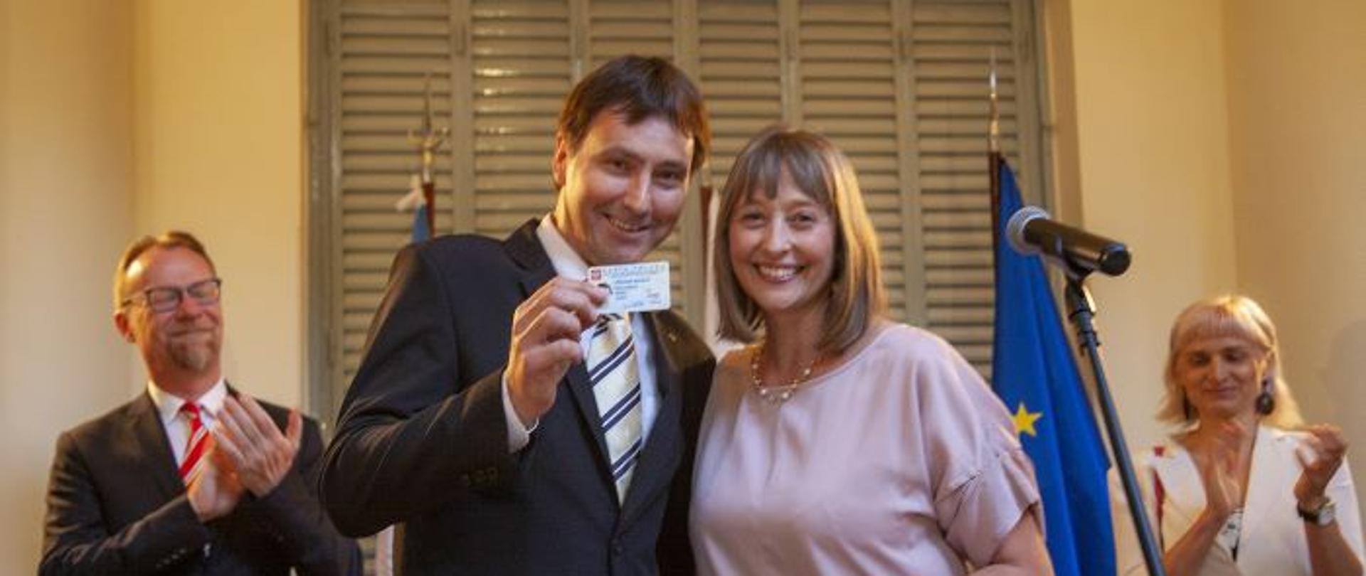 Durante la ceremonia, David Oczkowski, director deportivo del club de fútbol Polonia FC, recibió la Karta Polaka.