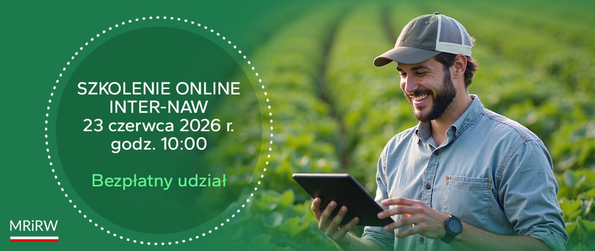 uśmiechnięty mężczyzna stojący z tabletem na polu