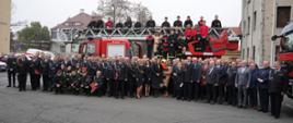 Wspólne zdjęcie grupowe uczestników uroczystości wręczenia promes MDP OSP powiatu nyskiego