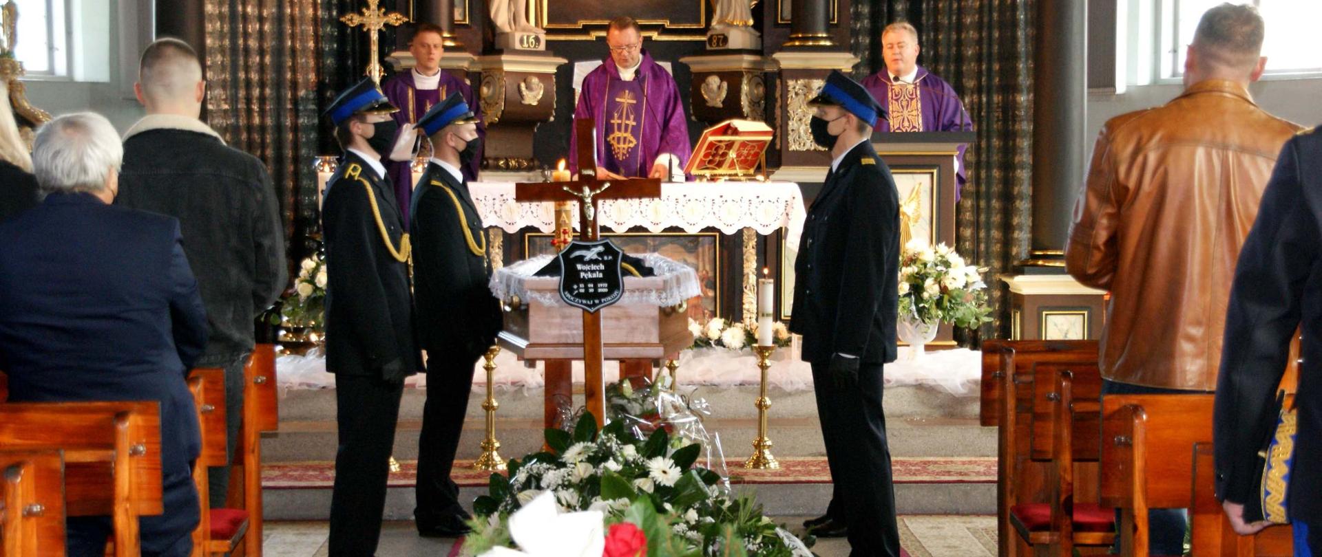 Zdjęcie przedstawia uroczystości pogrzebowe funkcjonariusza PSP. 