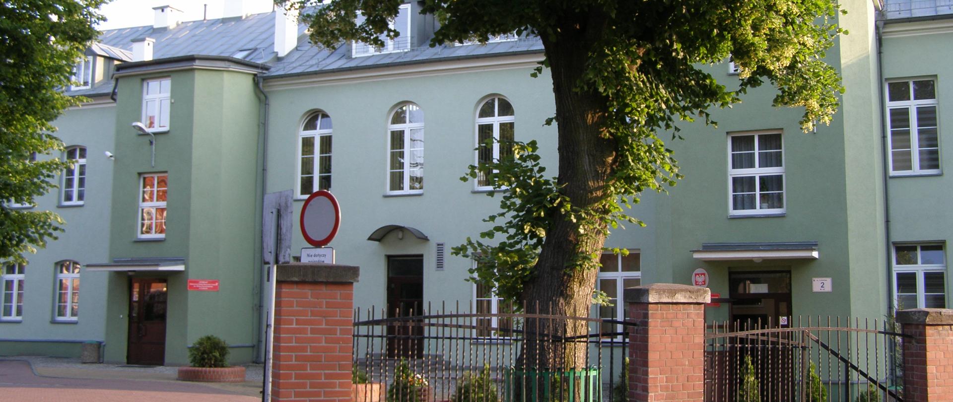 Zdjęcie przedstawia budynek Internatu i Szkoły Muzycznej w Kwidzynie na ul. Chopina 2, z trzema wejściami