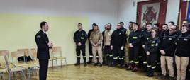 Na zdjęciu pododdział absolwentów podczas podsumowania z Komendantem Powiatowym PSP w Namysłowie na czele. 