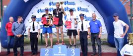 Zwycięzcy biegu (klasyfikacja mężczyzn - Ochotnicza Straż Pożarna) w obecności organizatorów biegu.