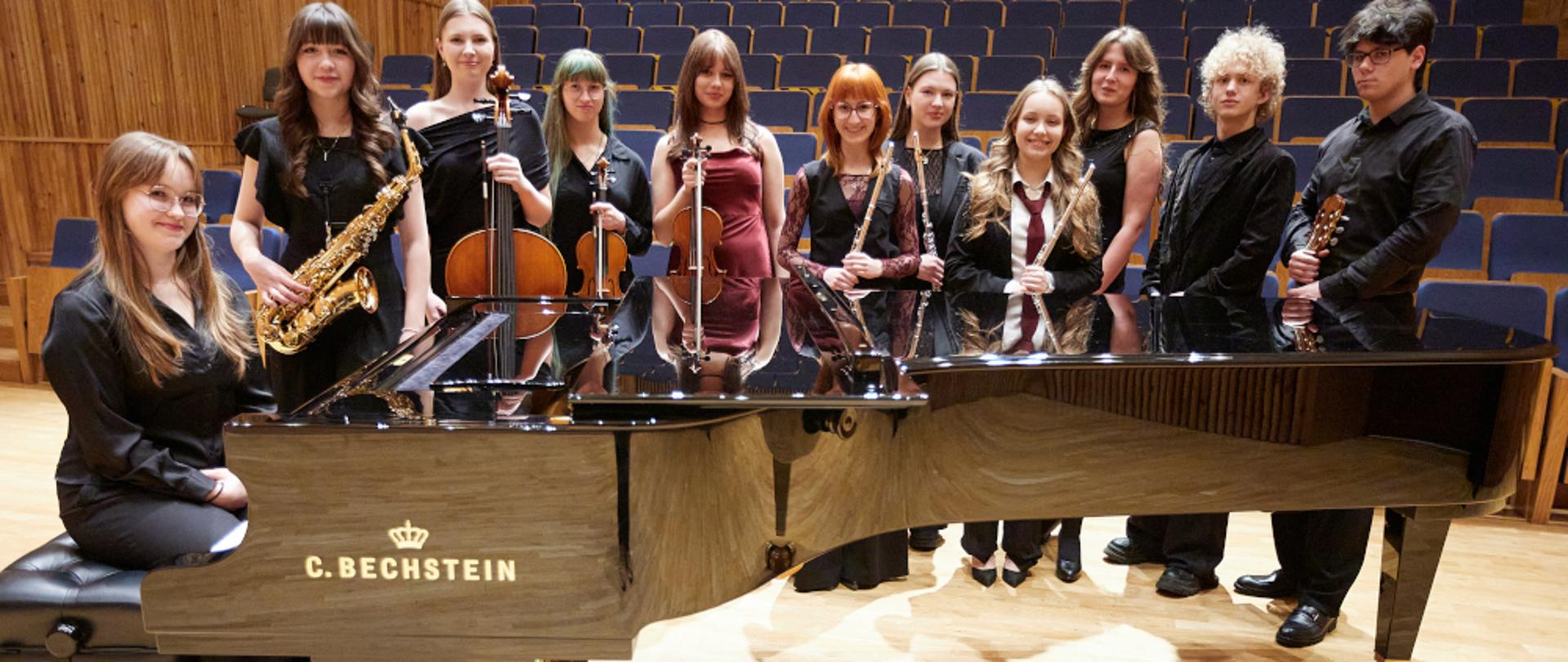 Uczniowie ZPSM przy fortepianie