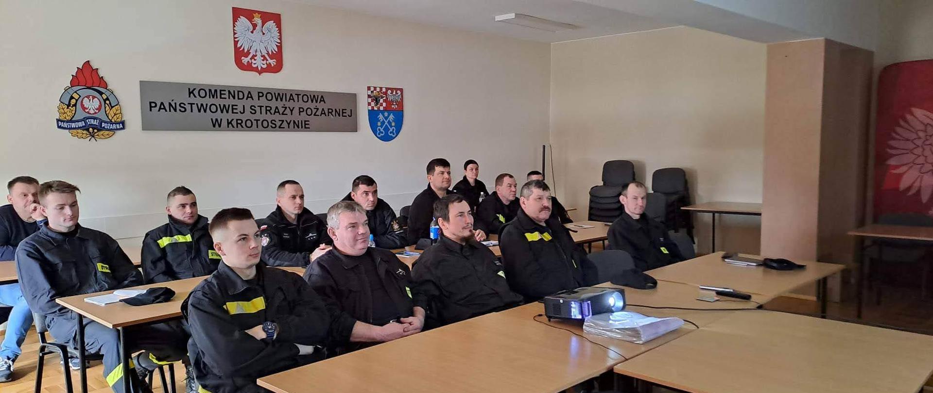 Na świetlicy komendy powiatowej PSP w Krotoszynie druhowie uczestniczą w szkoleniu dla naczelników ochotniczych straży pożarnych. Szkolenie prowadzone w formie wideokonferencji za pomocą materiałów multimedialnych