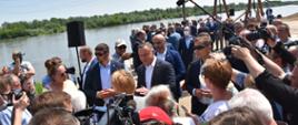 Prezydent RP Andrzej Duda rozmawiał z mieszkańcami gminy Kozienice, którzy czekają na budowę nowej przeprawy przez Wisłę. 