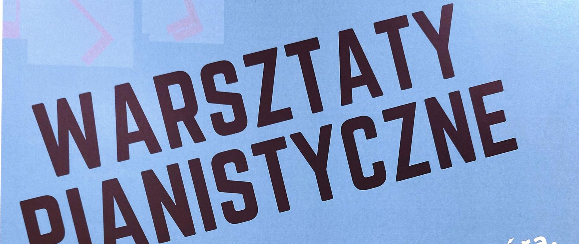 Zdjęcie kolorowe plakat w formacie A4 ułożony na białej powierzchni. Dominujący jest jasnoniebieski kolor tła z półprzezroczystymi nutami w tle. Na górze i na dole plakatu są widoczne brązowo-białe, pionowe pasy, będące elementem dekoracyjnym. Tekst w kolorze ciemnobordowym w górnej części głosi: WARSZTATY PIANISTYCZNE. Niżej, w kolorze białym, znajduje się mniejszy tekst informujący o prowadzącym, dacie i miejscu: Prowadzenie dr Kordian Góra, Akademia Muzyczna w Gdańsku, 28 listopada 2025 r., Sala nr 33 B, PSM I i II stopnia w Słupsku.
