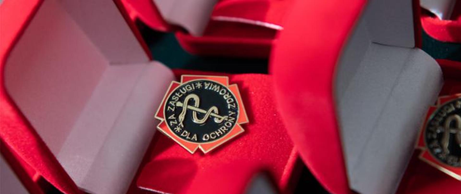 Odznaka honorowa "Za zasługi dla ochrony zdrowia" w czerwonym opakowaniu 