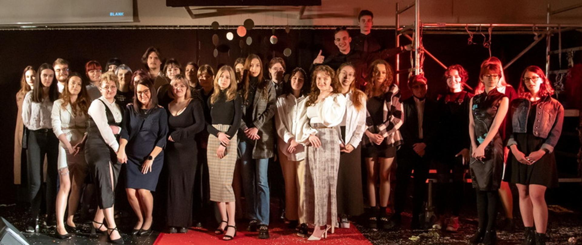 na zdjęciu widoczni są uczniowie wraz z nauczycielami naszej szkoły