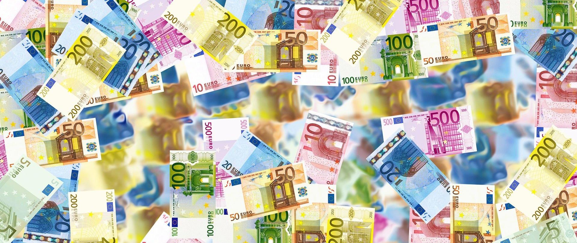 grafika przedstawia banknoty Euro