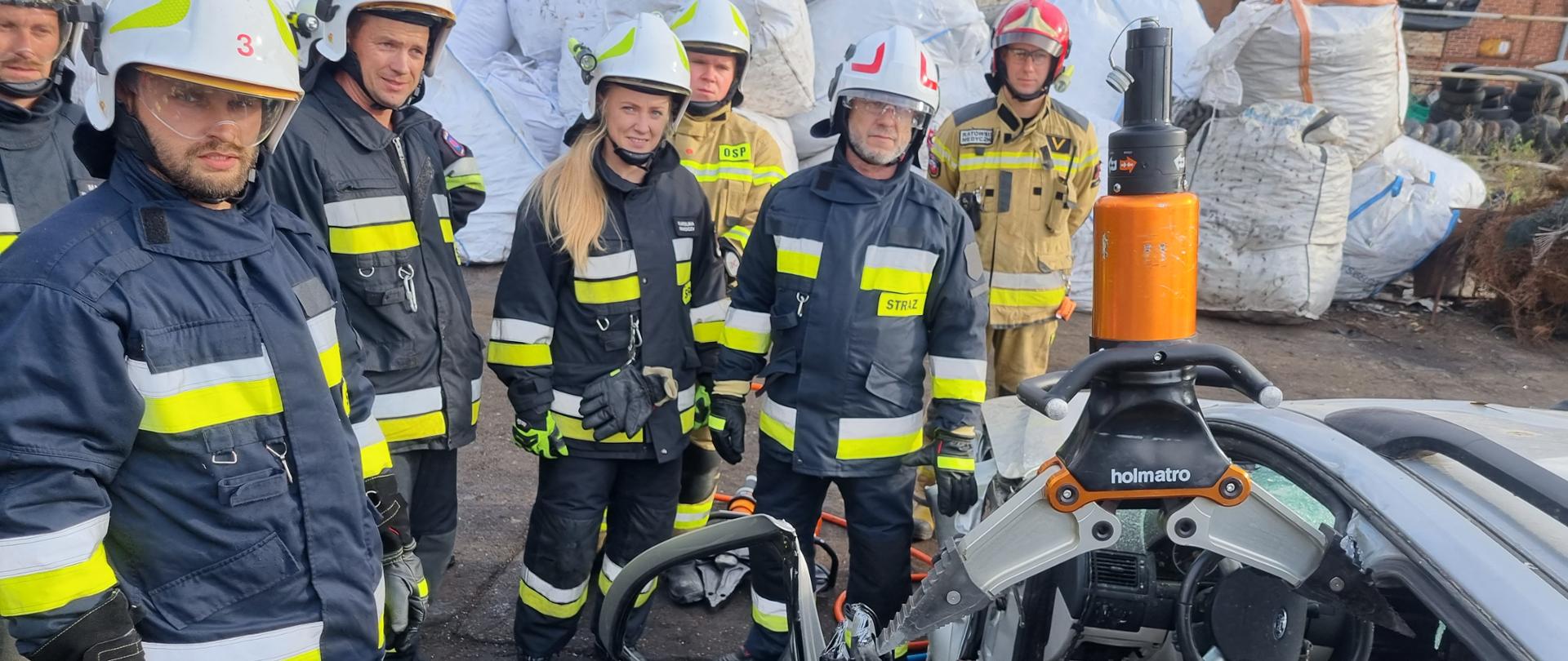 Strażacy dokonują cięcia i rozginania karoserii auta