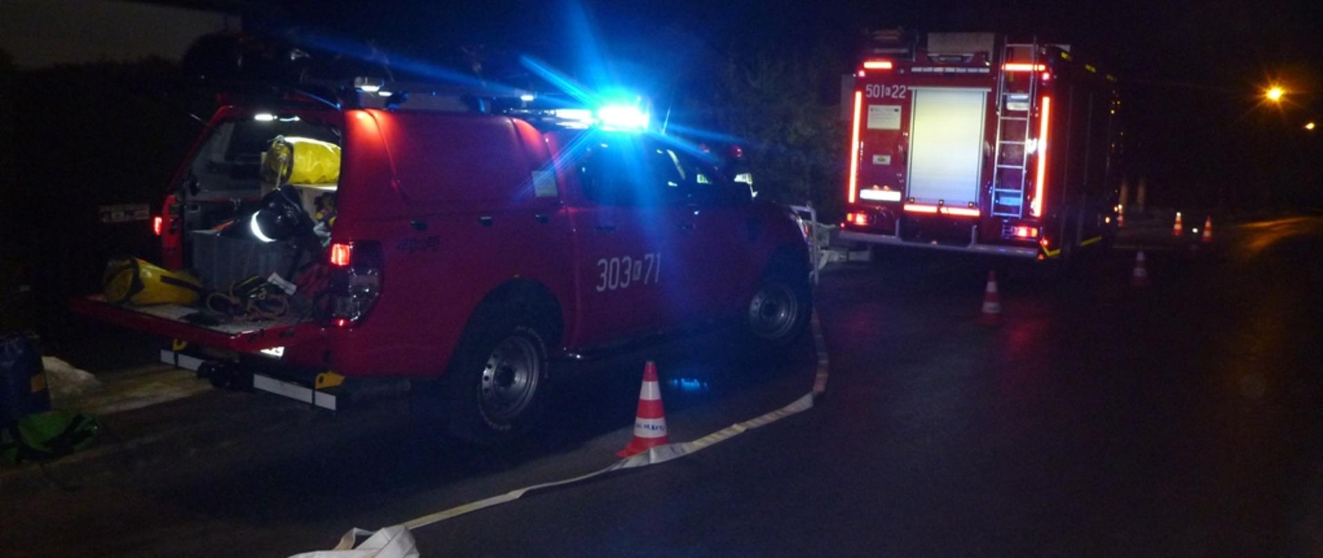 Na zdjęciu pojazdy straży pożarnej z włączonymi sygnałami świetlnymi 
