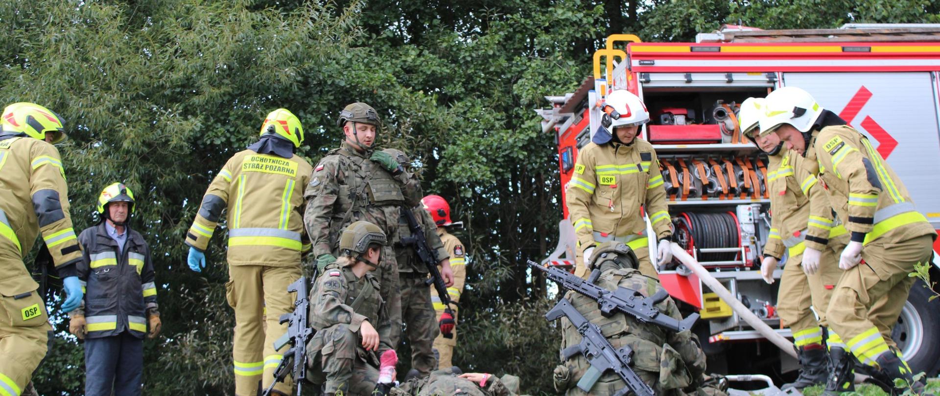 Strażacy wraz z wojskiem udzielają pomocy rannym - w ramach ćwiczeń 