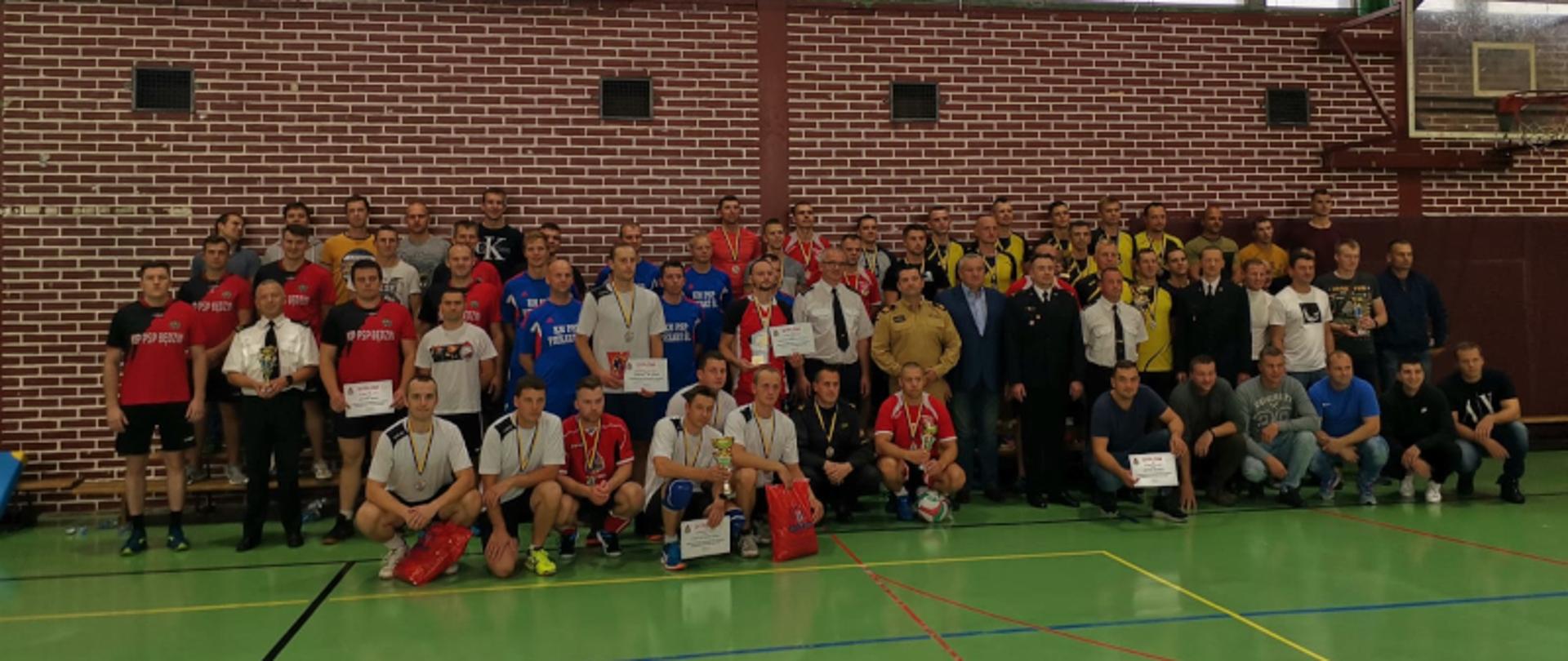 na hali sportowej drużyny rozgrywają mecz siatkówki