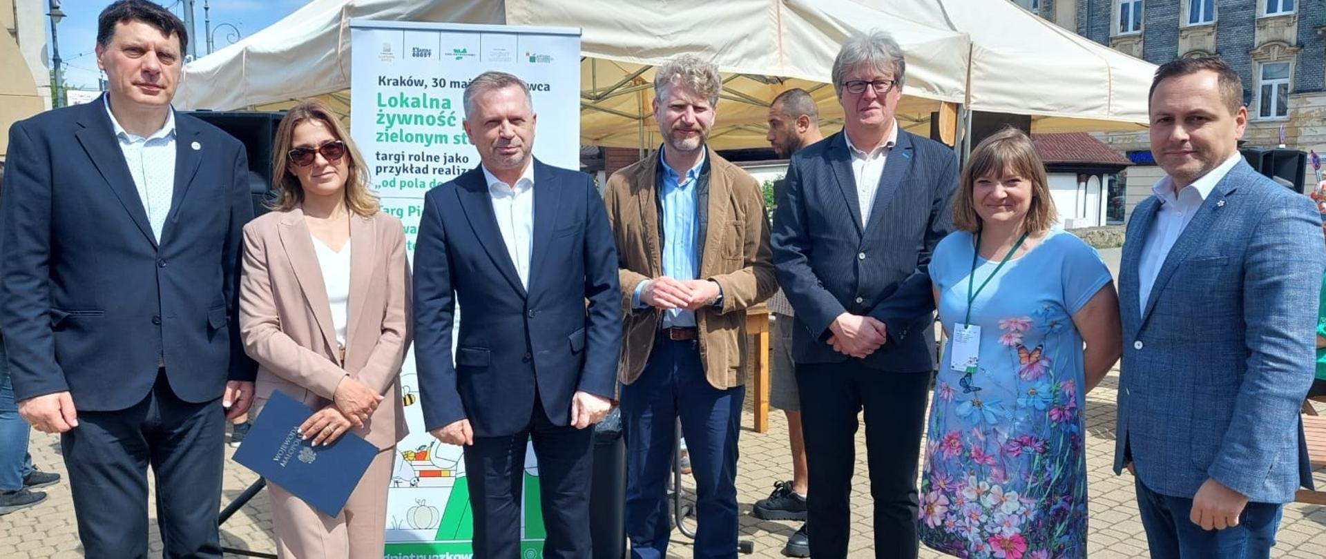 Grupa uczestników spotkania na rynku