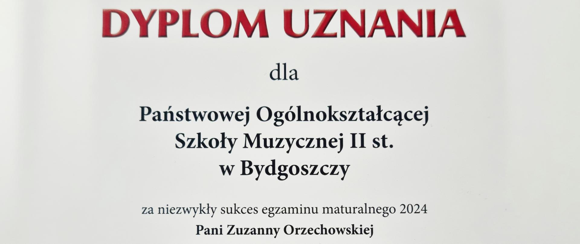 na zdjęciu dyplom gratulacyjny dla szkoły