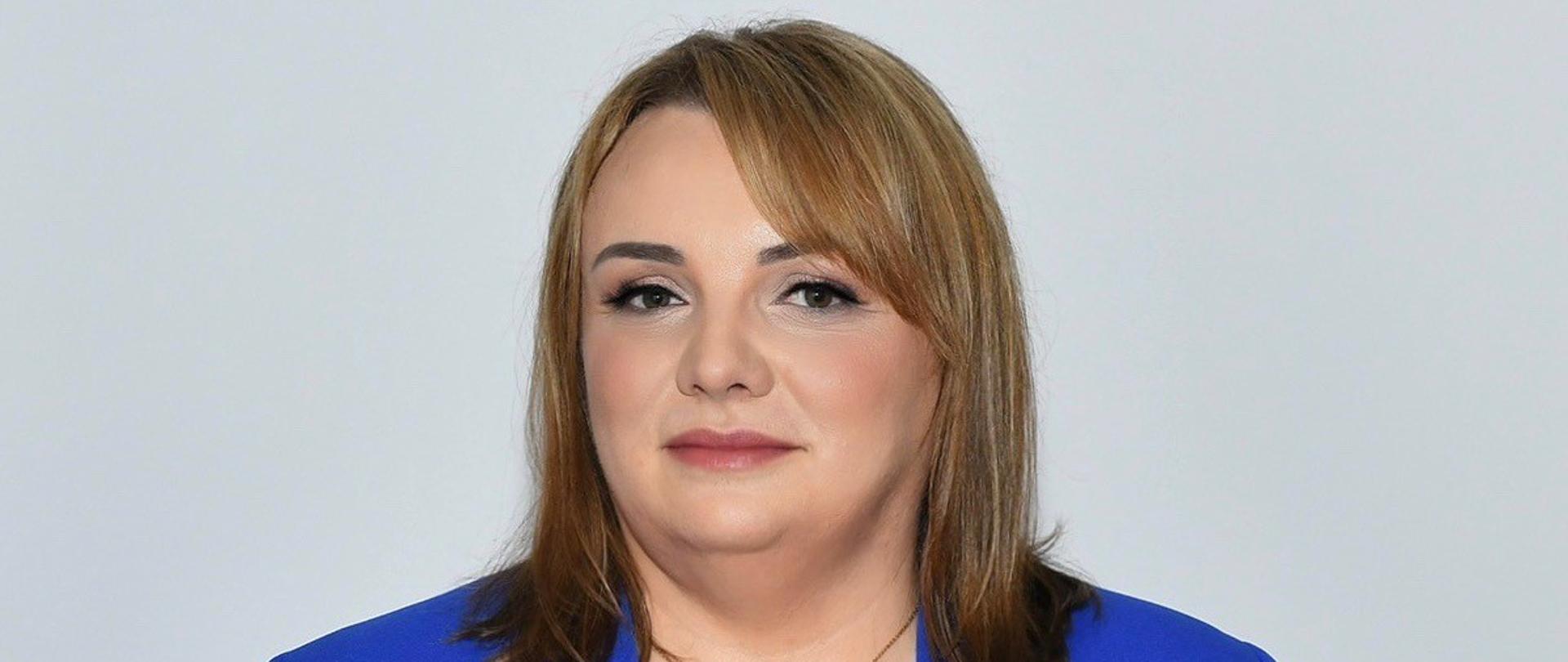 Członek Rady - Agnieszka Markocka, kobieta w czarnej bluzce i niebieskiej marynarce