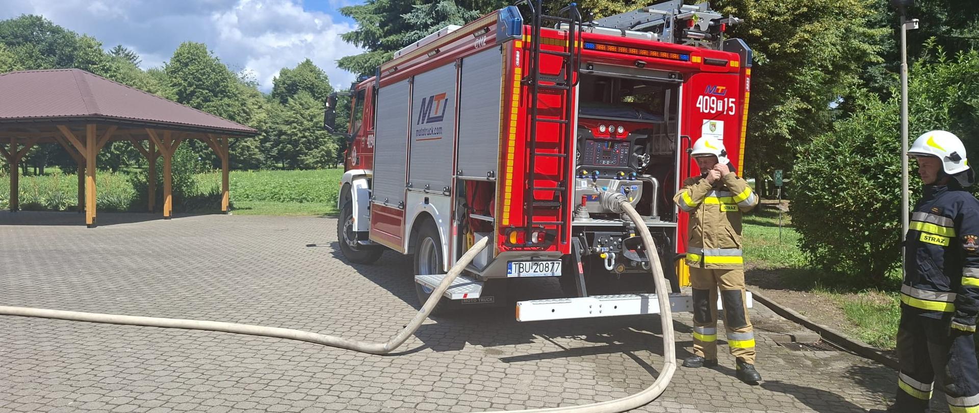 Zdjęcie przedstawia strażaków podczas ćwiczeń 