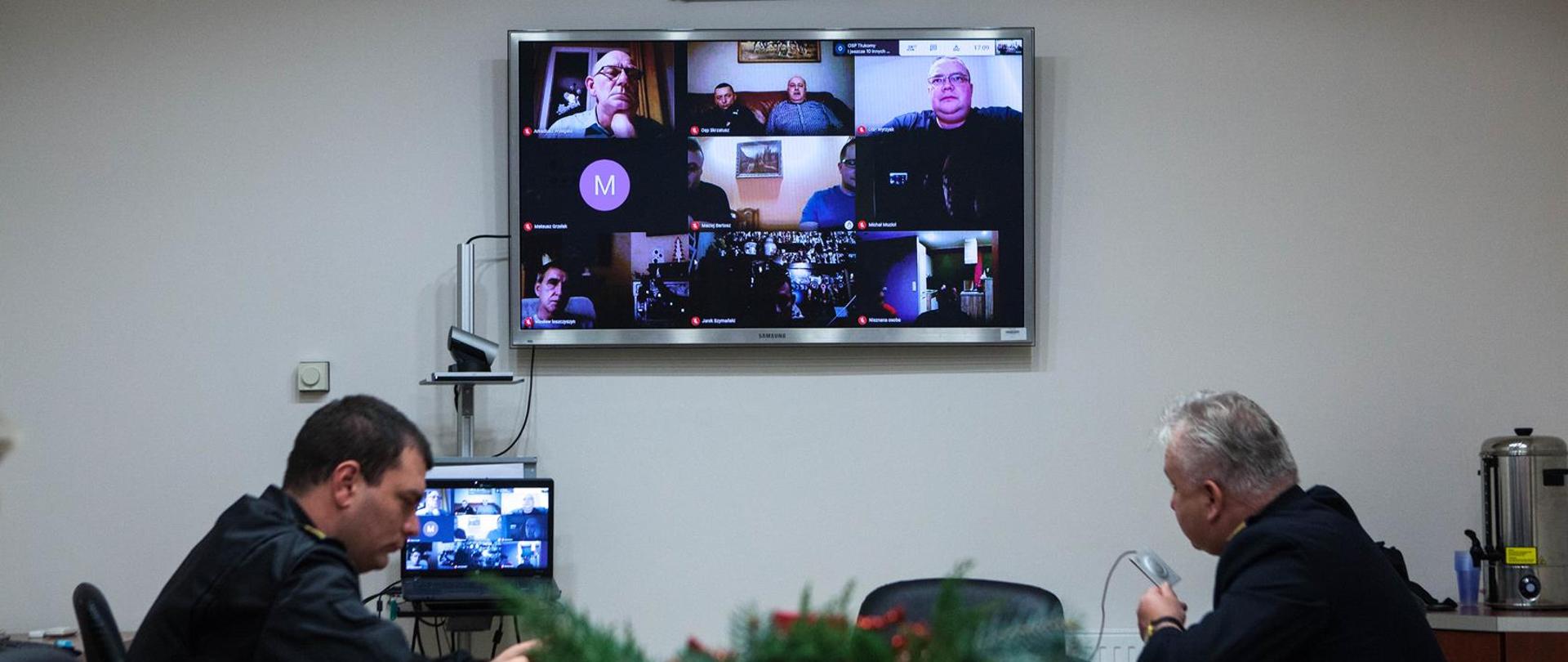 Na zdjęciu widnieją strażacy podczas narady służbowej z jednostkami OSP.