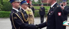 Zdjęcie przedstawia strażaków oraz osoby wręczające awanse podczas obchodów dnia strażaka