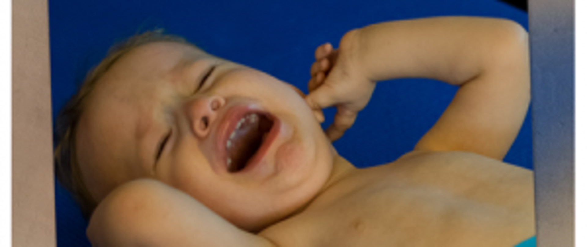 Plakat z prośbą o pomoc dla Olka. Na plakacie znajduje się zdjęcie Olka oraz informacje o zbiórce terapię genową w walce z SMA i rehabilitację. Na dole plakatu znajdują się informacje o danych do przelewu.