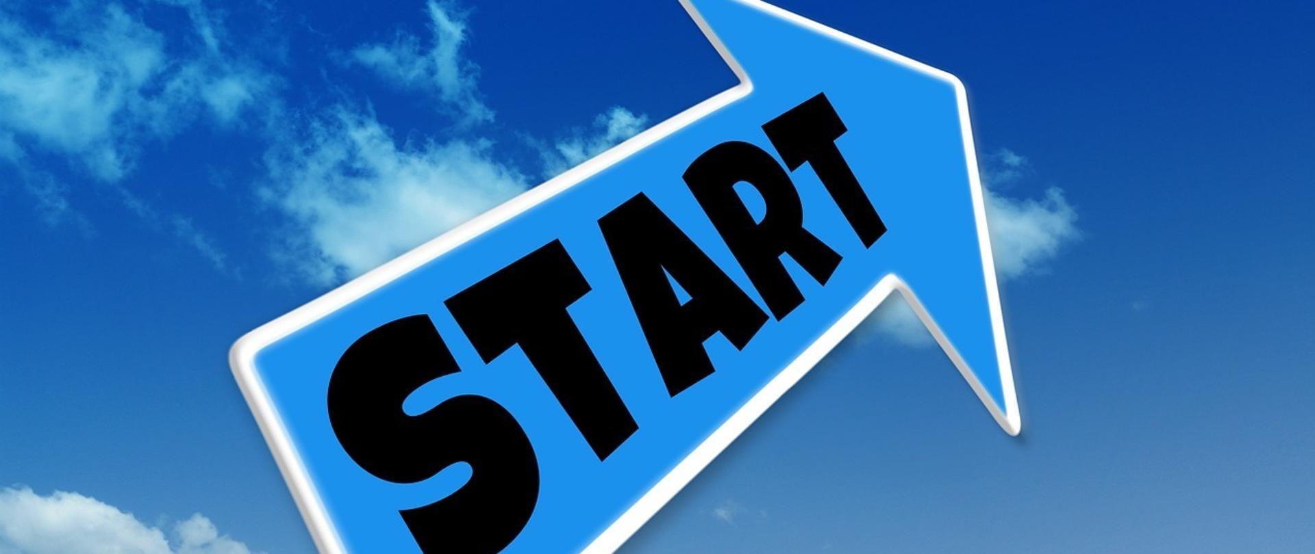 Napis start na tle chmur i nieba