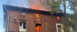 Widok palącego się budynku - ogień obejmuje poddasze i 2 piętro.