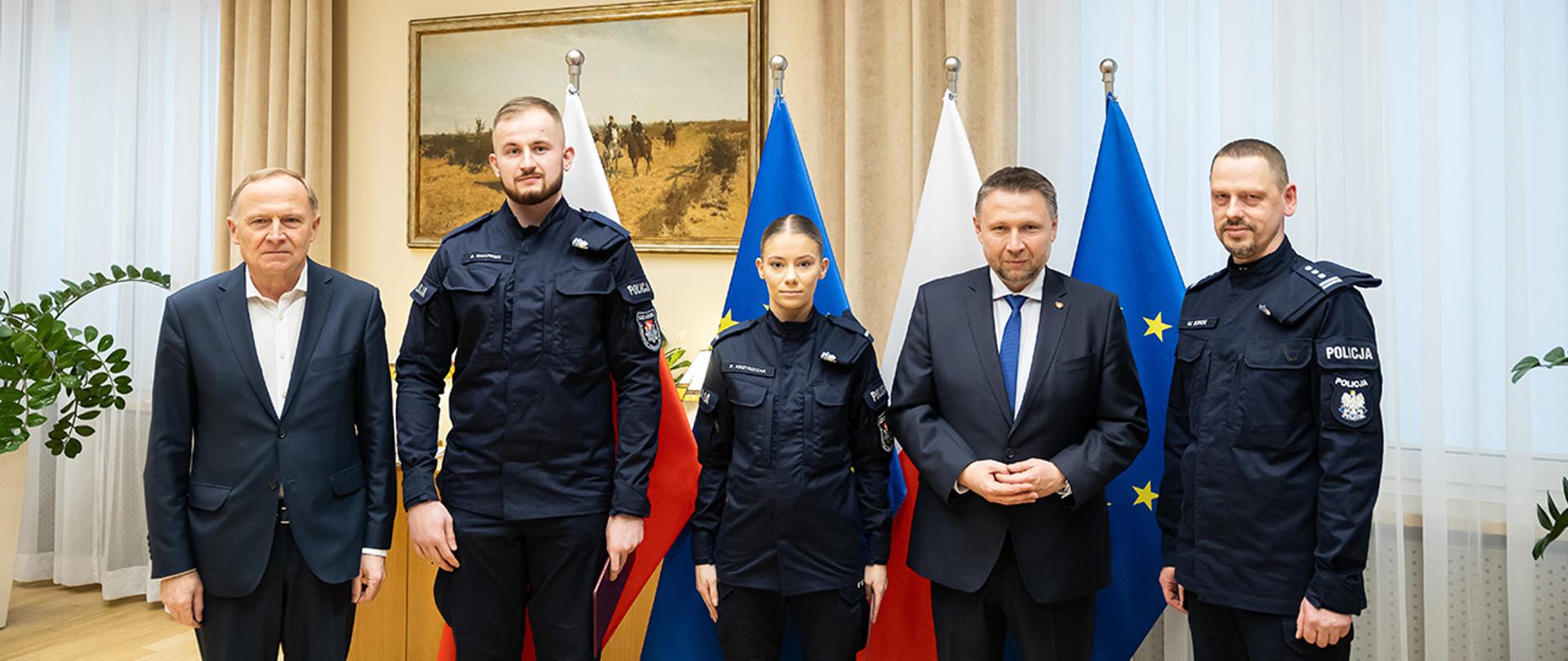 Na zdjęciu minister Marcin Kierwiński, wiceminister Czesław Mroczek oraz komendandt główny Policji inspektor Marek Boroń w towarzystwie wyróżnionych policjantów.