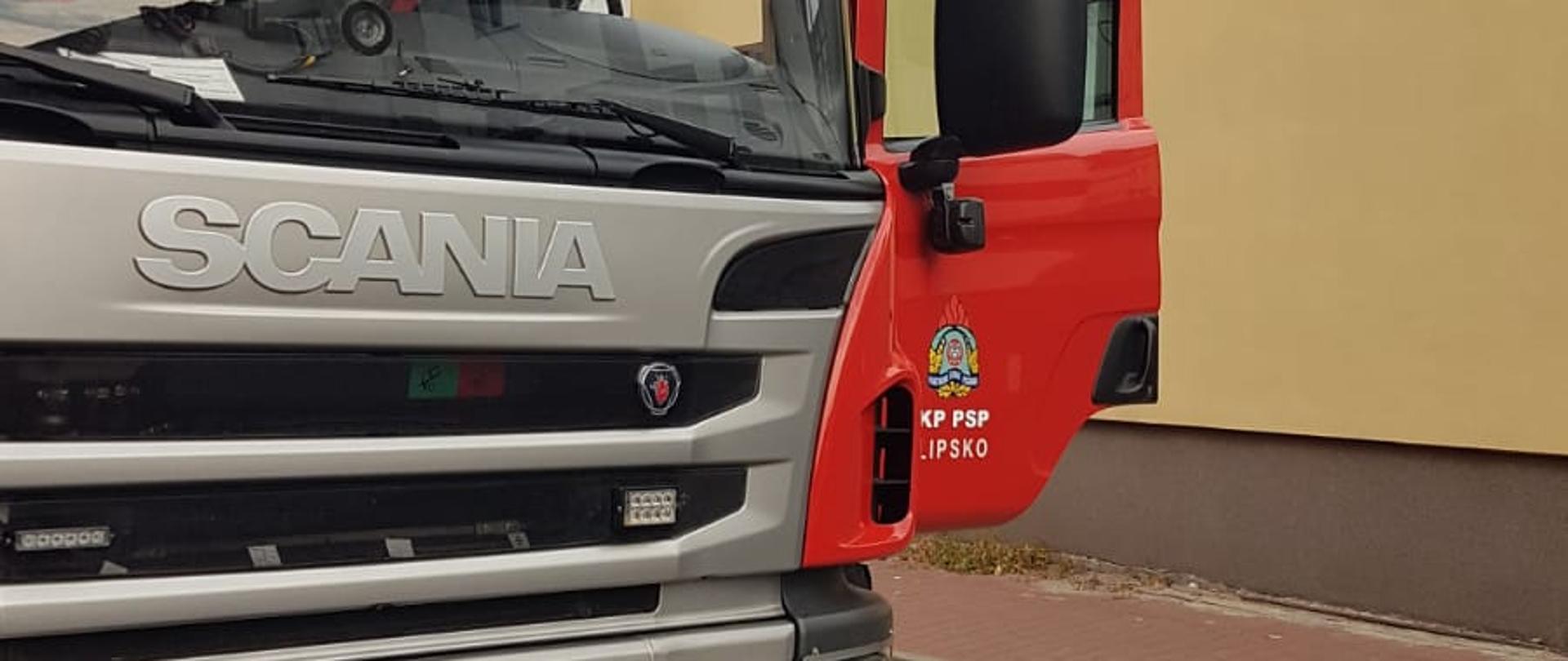 Otwarcie mieszkania, zdjęcie przedstawia ciężki pojazd pożarniczy