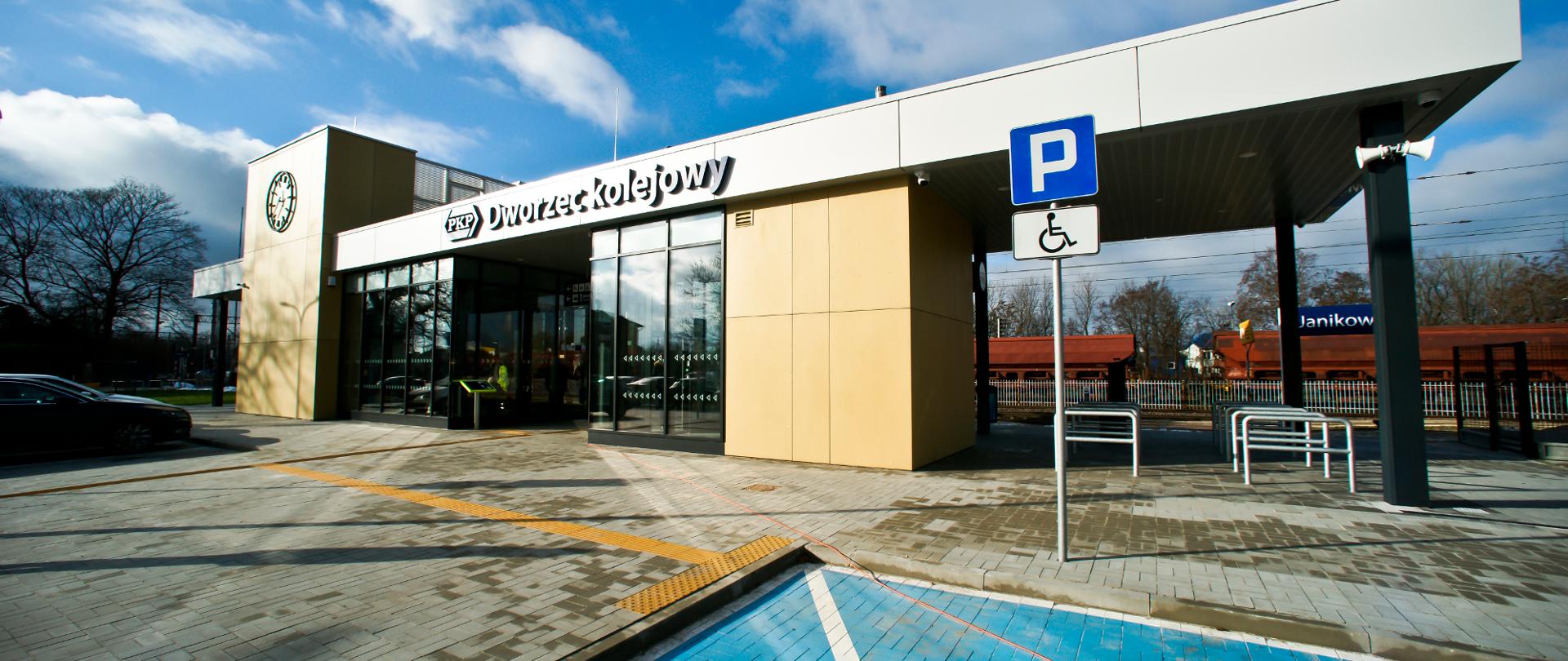 budynek dworca kolejowego w Janikowie
