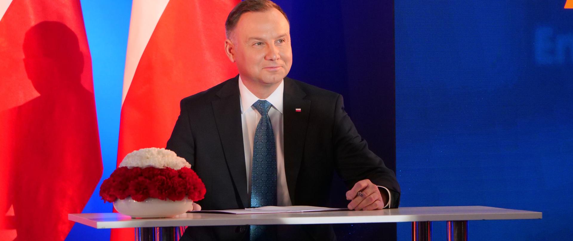 Prezydent podpisuje Ustawę o 13. emeryturze.