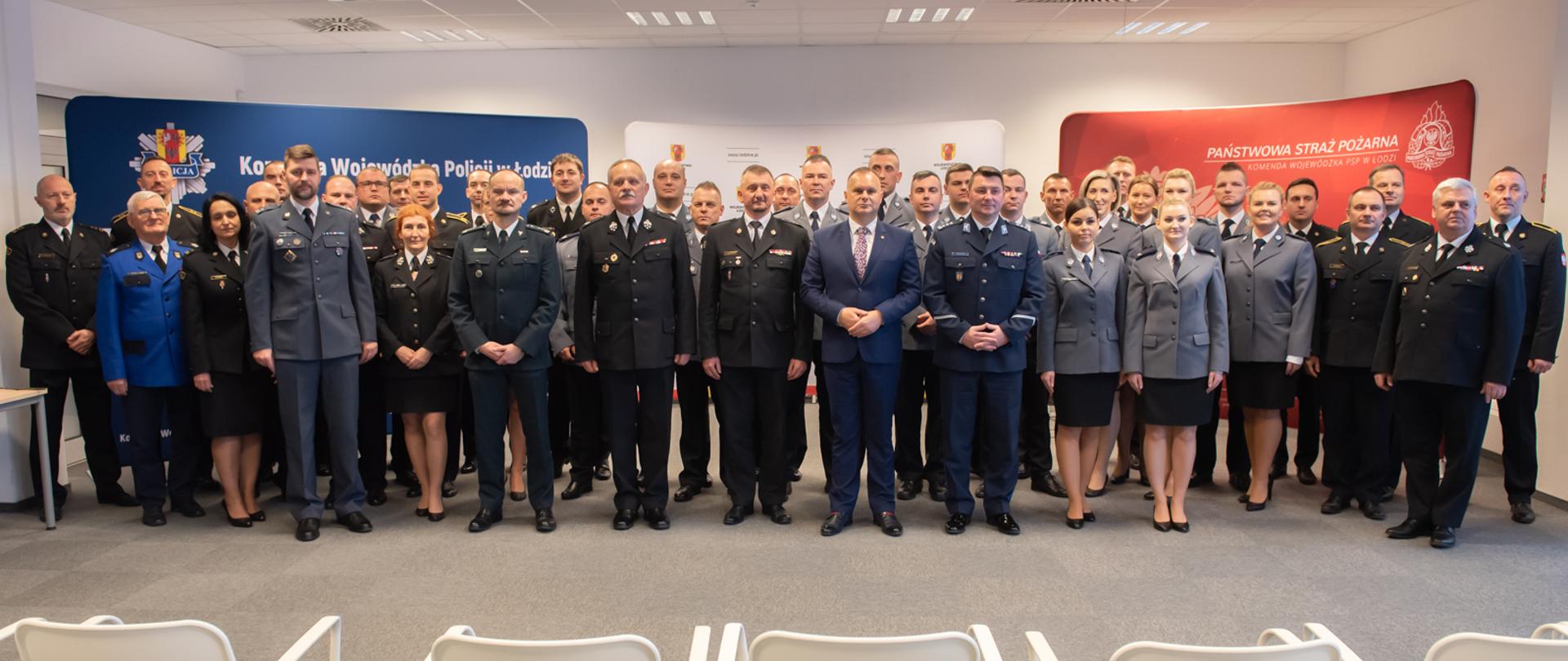 nagrodzeni policjanci i strażacy oraz oficjele pozują do zdjęcia