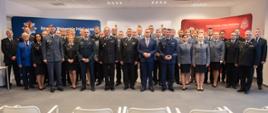 nagrodzeni policjanci i strażacy oraz oficjele pozują do zdjęcia