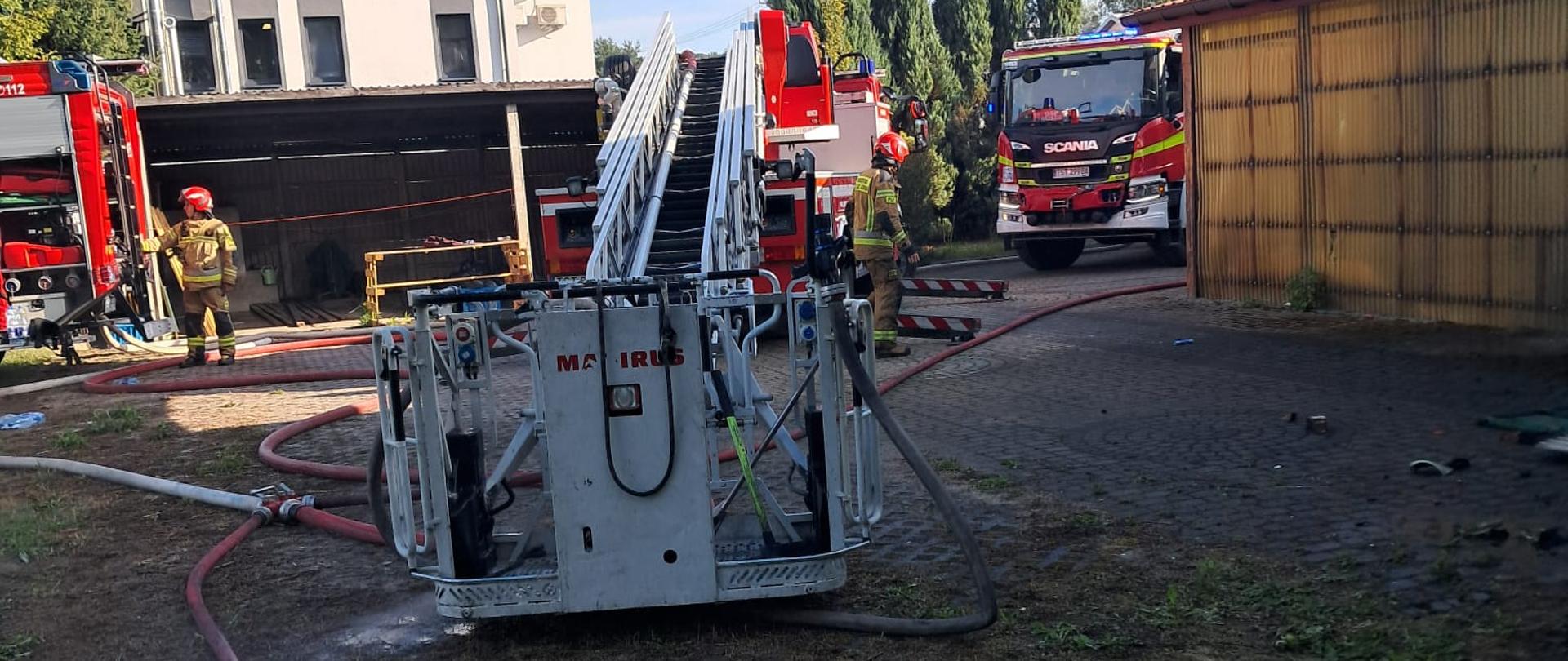 Pożar na ulicy Składowej w Starachowicach drabina Iveco Magirus podczas działań