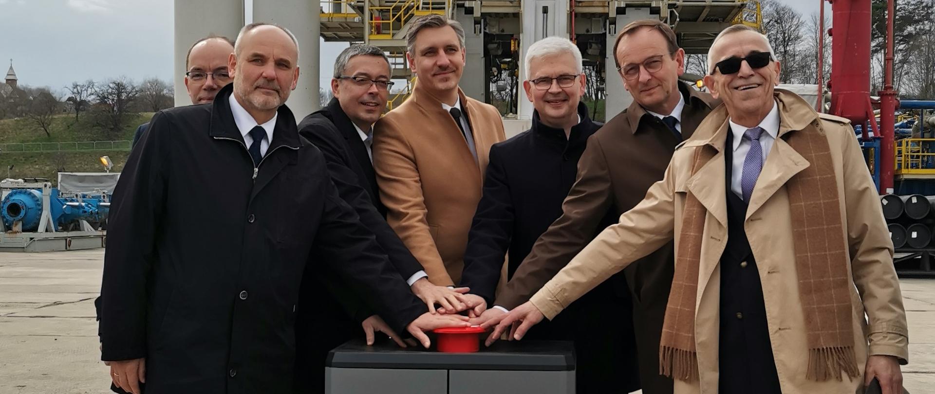 Rozpoczęcie wiercenia odwiertu geotermalnego w Szaflarach z udziałem wiceministrów klimatu i środowiska.