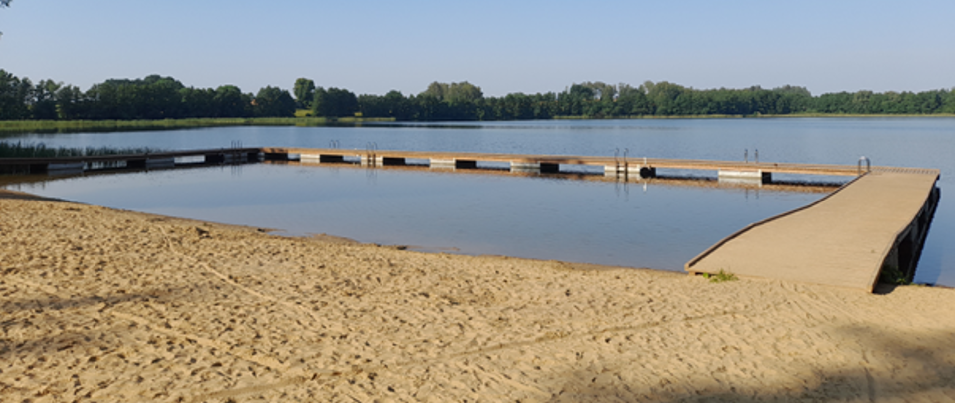 plaża nad jeziorem z pomostami
