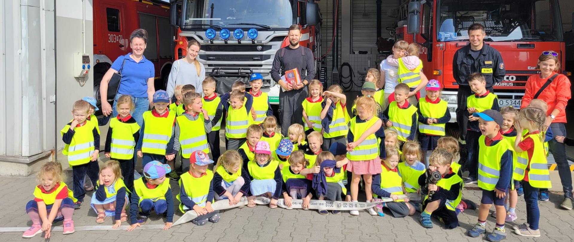 Pamiątkowe zdjęcie przed jednostką