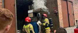 Warsztaty gaszenia pożarów wewnętrznych dla jednostek OSP powiatu kędzierzyńsko-kozielskiego. Pokazy demonstracyjne. 
