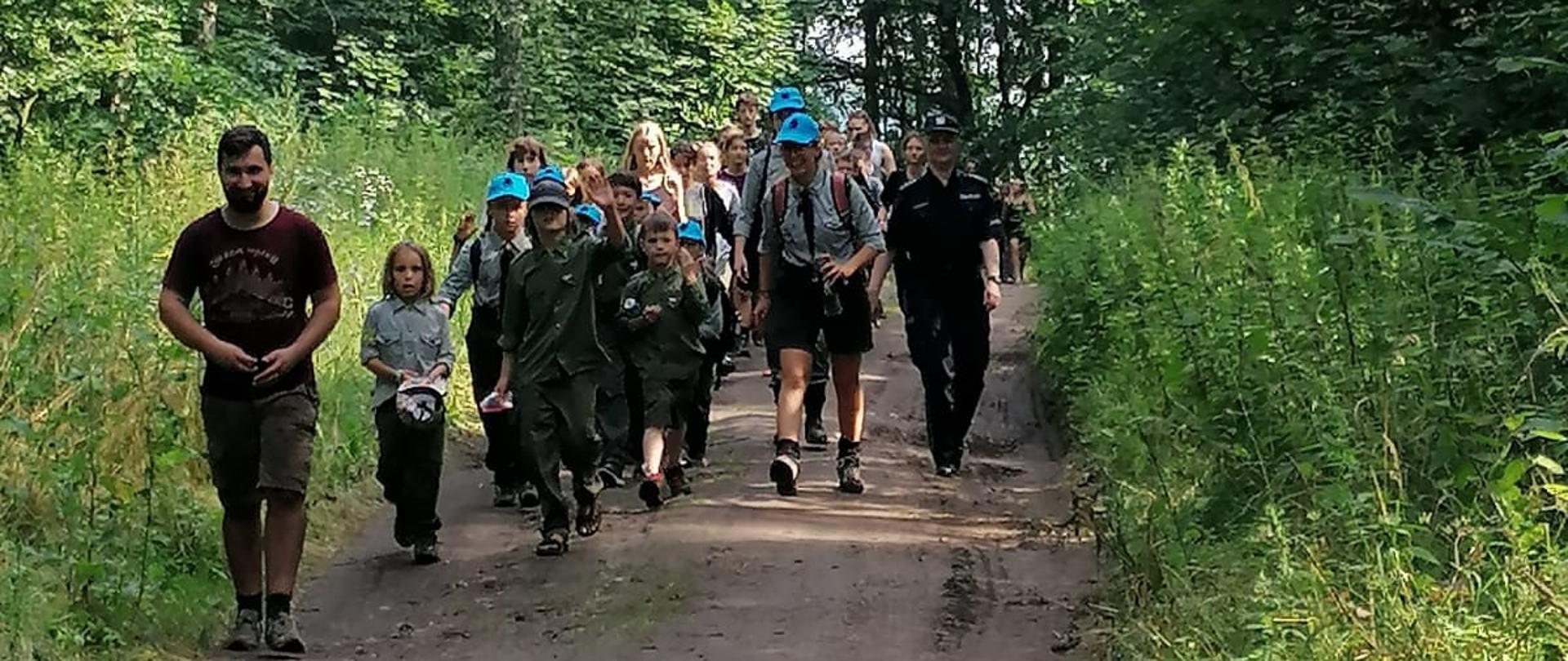 Pododdział zuchów na drodze leśnej