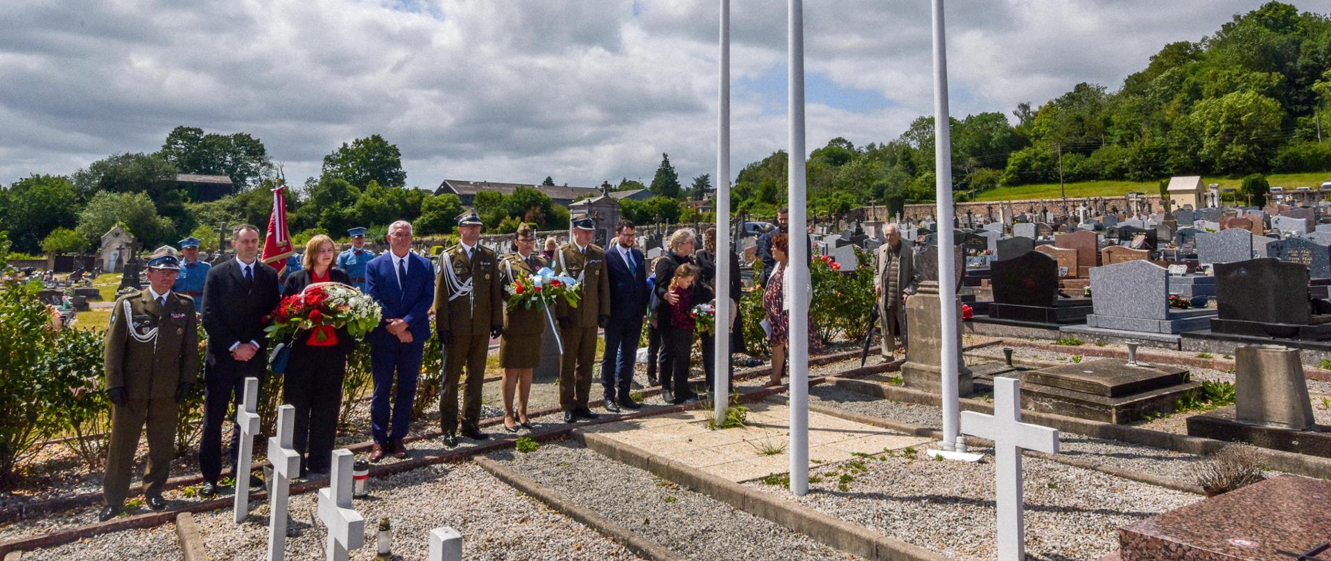 Przedstawiciele władz cywilnych i wojskowych stoją w szeregu.