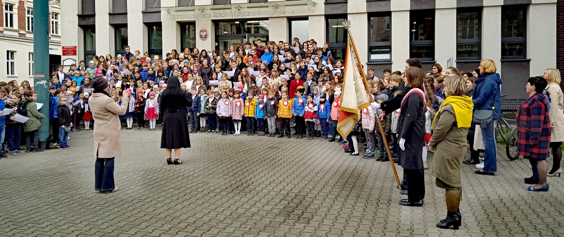 Bierzemy udział w ogólnopolskiej akcji "Szkoła do Hymnu"