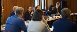 Na zdjęciu sala konferencyjna i uczestnicy spotkania siedzący przy stole