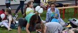 Na zdjęciu służby opiekunowie oraz dzieci podczas Pikniku z okazji Dnia Dziecka 2022 