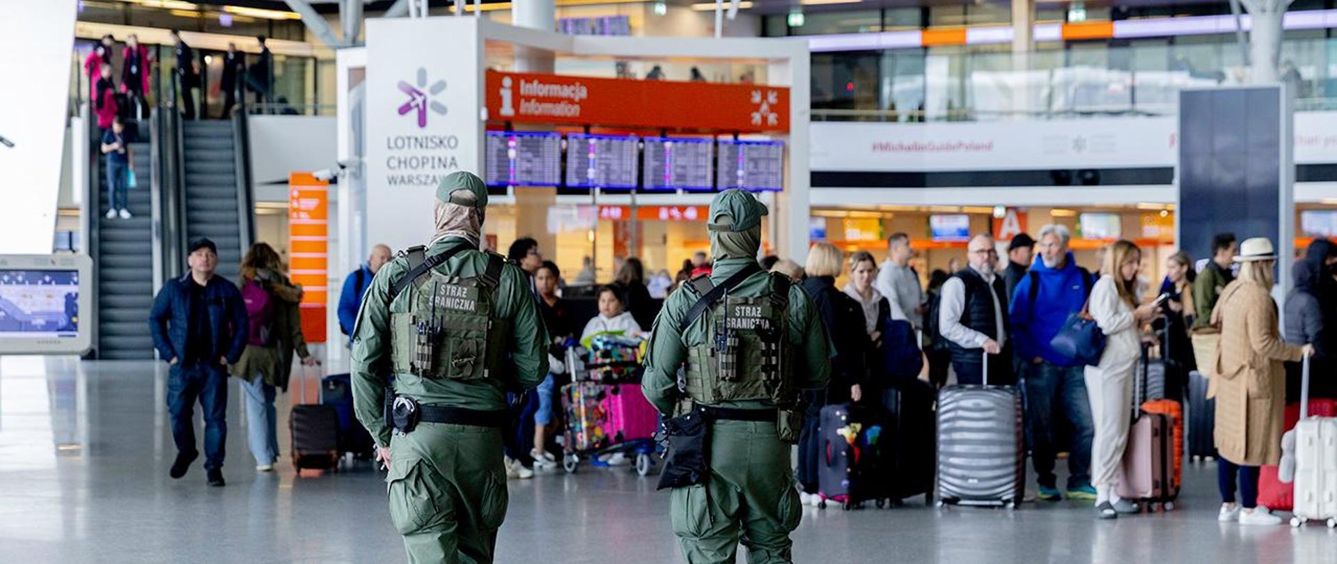 Funkcjonariusze Straży Granicznej pilnujący bezpieczeństwa na terenie Lotniska Chopina
