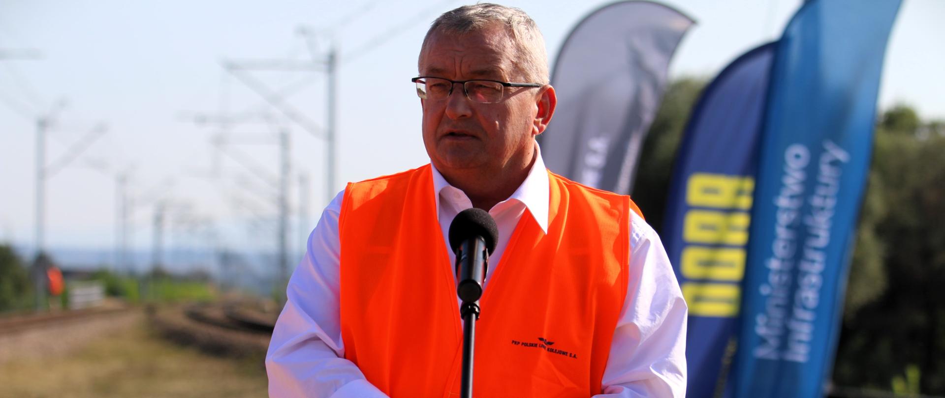 Minister infrastruktury Andrzej Adamczyk w trakcie konferencji prasowej po podpisaniu umów na budowę przystanków kolejowych Kraków Kościelniki i Kraków Przylasek