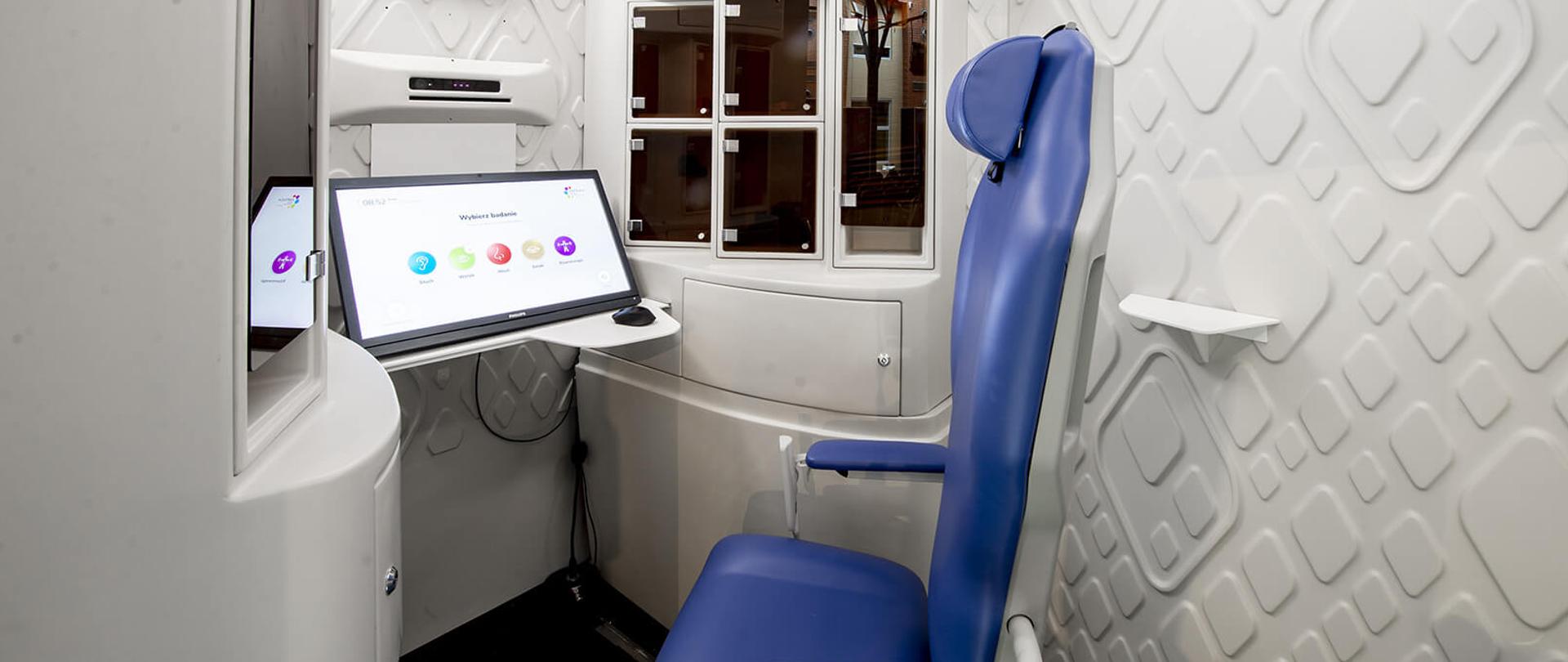 Wnętrze Kapsuły Badań Zmysłów, z elementami aparatury, widoczny fotel i ekran monitora