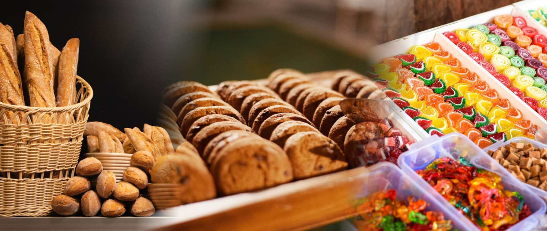 Fotografia od lewej: pieczywo – bagietki w koszu wiklinowym oraz inne rodzaje pieczywa w dwóch mniejszych koszykach, ciastka na wagę ułożone na ekspozycji sklepowej, różne rodzaje cukierków na wagę na ekspozycji sklepowej.