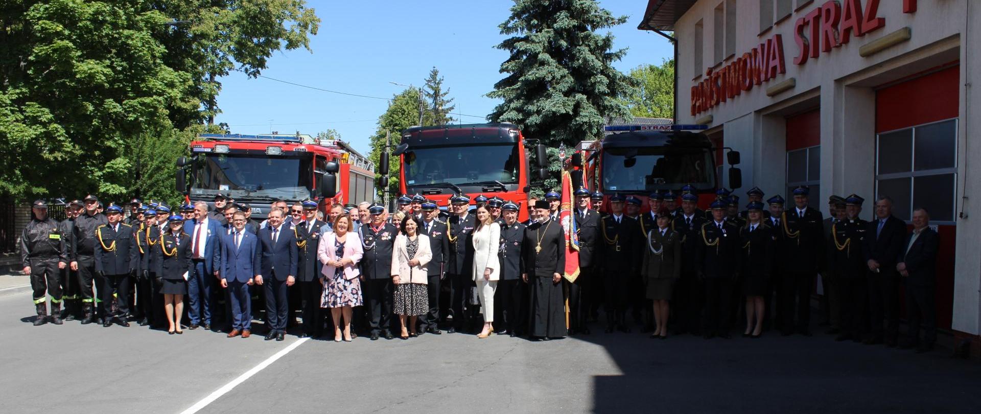 Zdjęcie grupowe podczas obchodów Dnia Strażaka