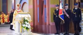 Na zdjęciu JE ks. abp. Adam Szal oraz zaproszeni goście i poczet flagowy podczas Mszy Świętej
